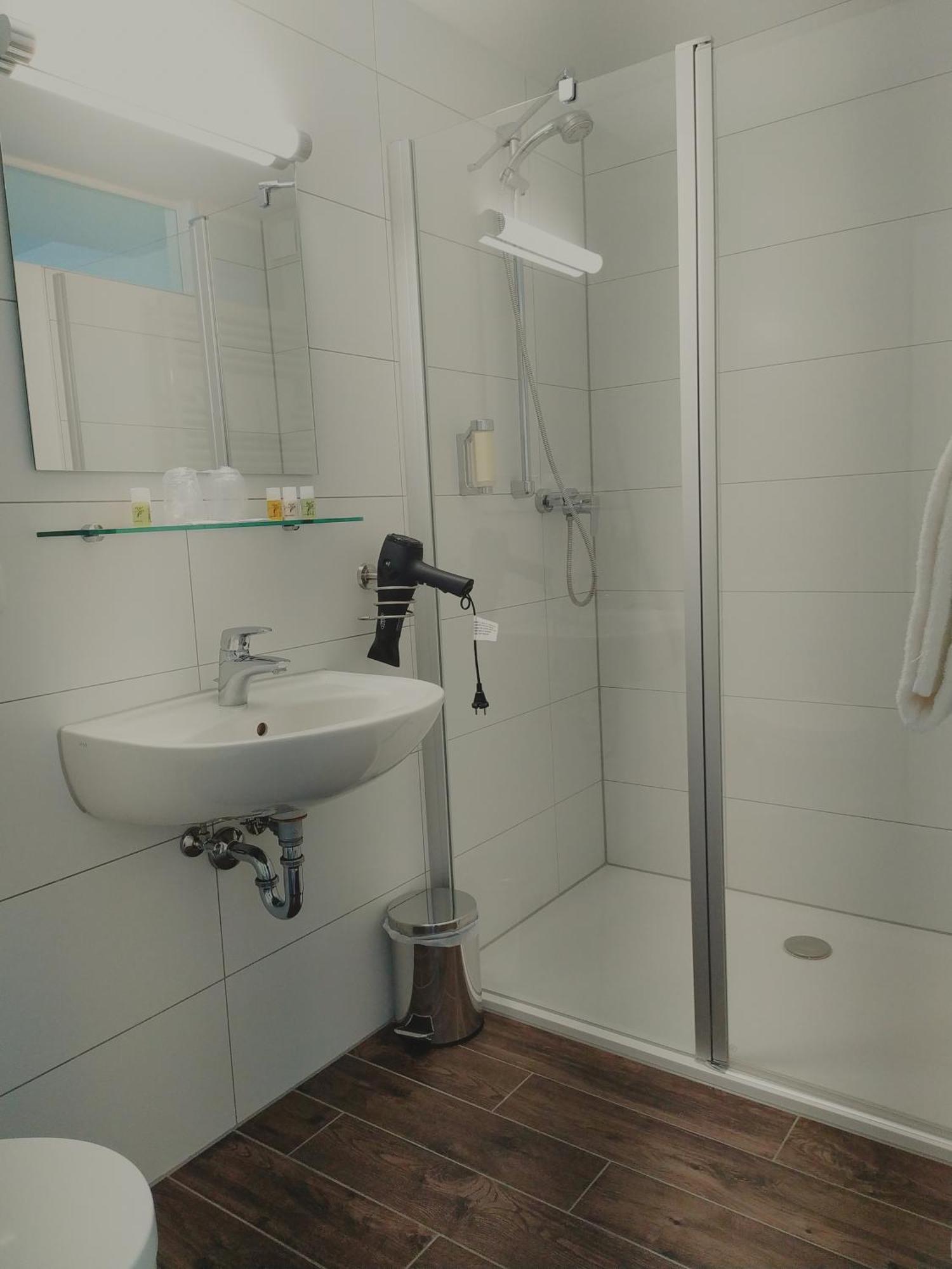 Dorfschaenke Deggendorf Hotel & Apartmenthaus & Biergarten, E-Bike-Verleih Kostenlos מראה חיצוני תמונה